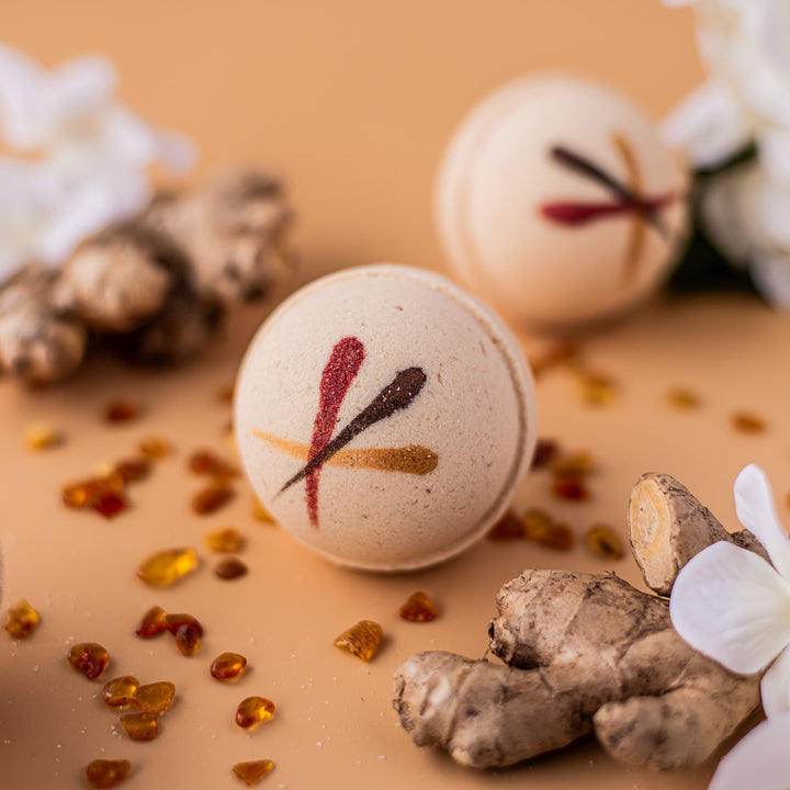 White Ginger & Amber Bath Bomb, a handcrafted bath bomb. Floral, spicy, musky scent with cocoa butter and Epsom salt.